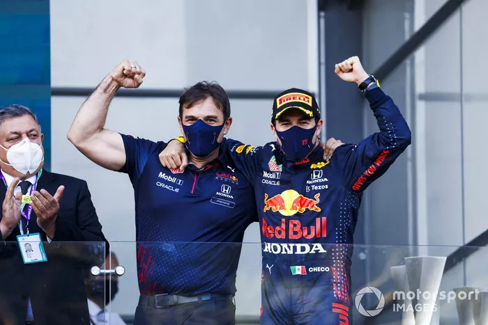 Podio: ganador de la carrera Sergio Pérez, Red Bull Racing