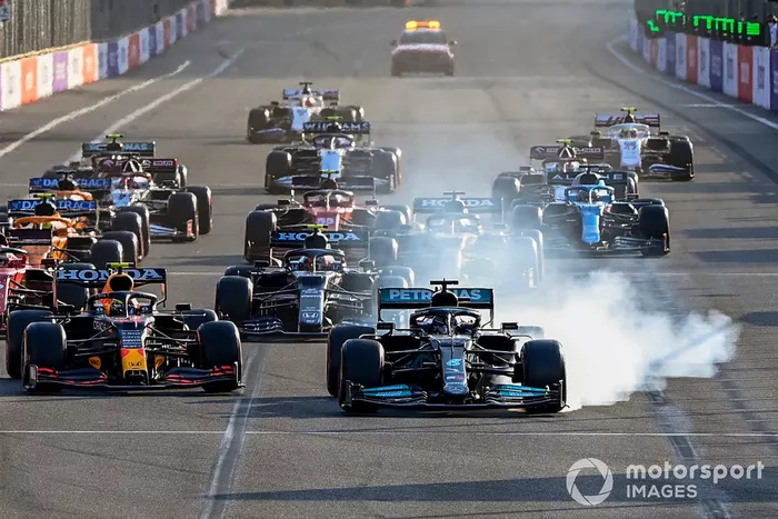 Lewis Hamilton, Mercedes W12 se bloquea y se sigue de largo al reinicio