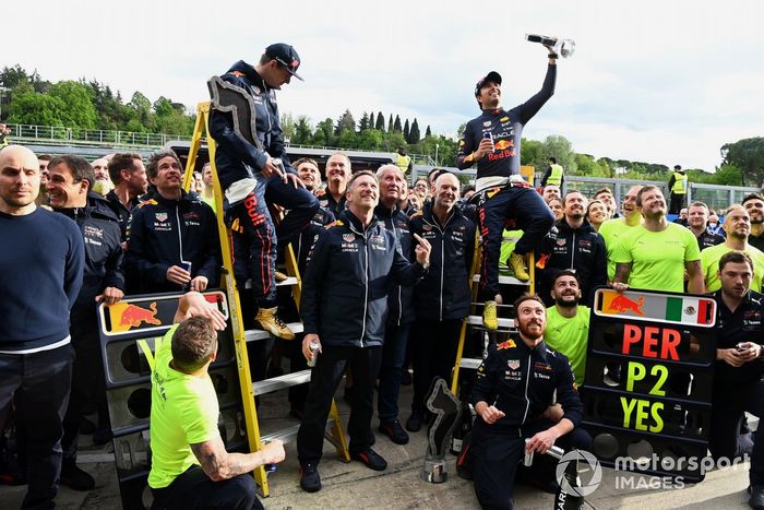 Max Verstappen, Red Bull Racing, 1ª posición, Christian Horner, director del equipo, Red Bull Racing, Sergio Pérez, Red Bull Racing, 2ª posición, el equipo Red Bull celebra tras la carrera