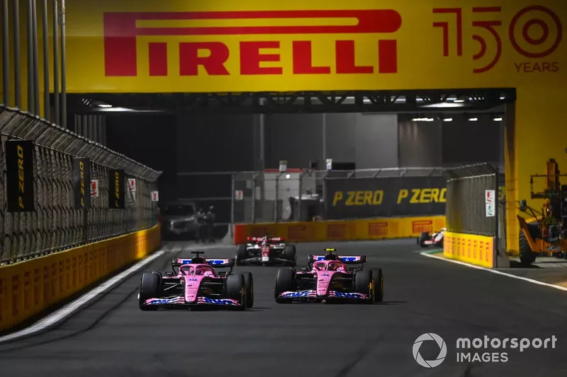 Fernando Alonso, Alpine A522, Esteban Ocon, Alpine A522, Valtteri Bottas, Alfa Romeo C42