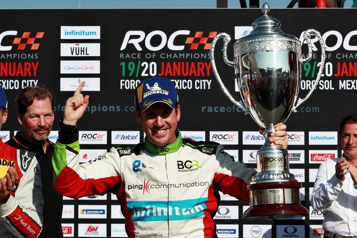 Ganador, Benito Guerra (MEX) celebra en el podio