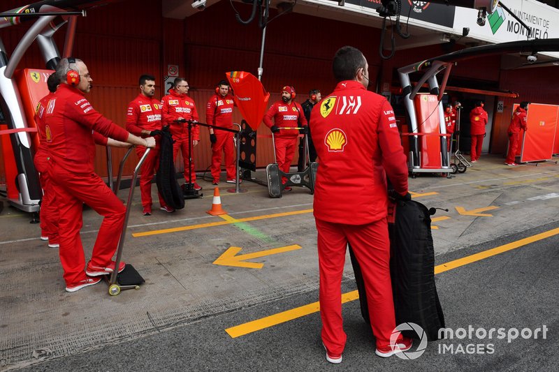 Des mécaniciens Ferrari