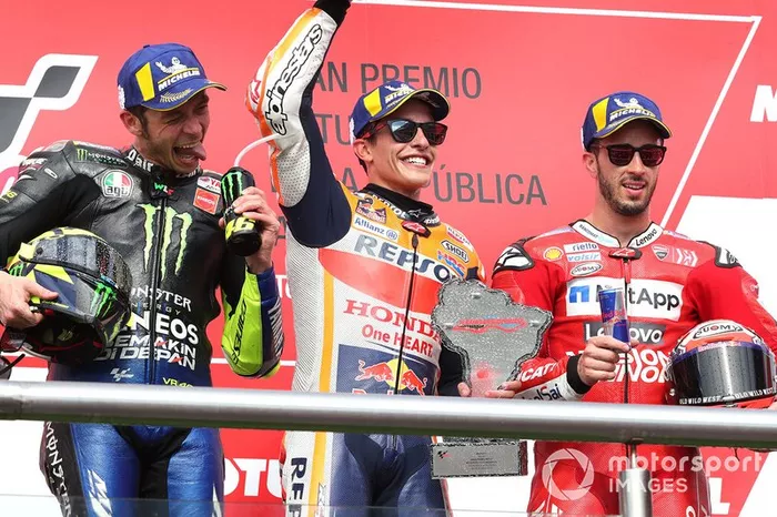 Podio: 1º Marc Márquez, 2º Valentino Rossi, 3º Andrea Dovizioso