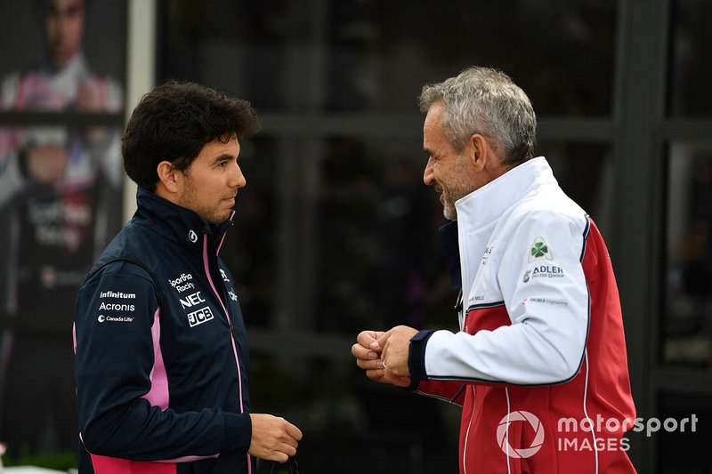 Sergio Pérez, Racing Point Force India VJM11, habla con el director del equipo Beat Zehnder, Sauber