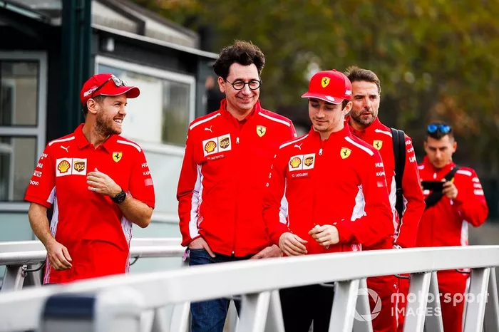 Sebastian Vettel, Mattia Binotto director de Ferrari y Charles Leclerc, camino al evento con los fans en la Federation Square