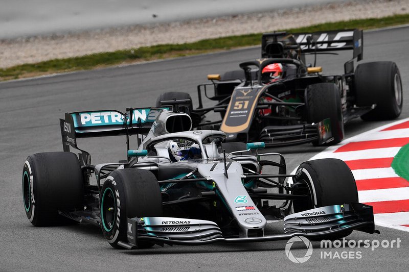Valtteri Bottas, Mercedes-AMG F1 W10 and Pietro Fittipaldi, Haas F1 Team VF-19