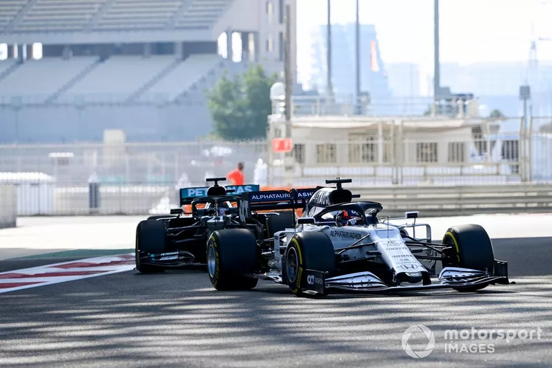 Yuki Tsunoda, AlphaTauri AT01 y Stoffel Vandoorne, Mercedes F1 W11 