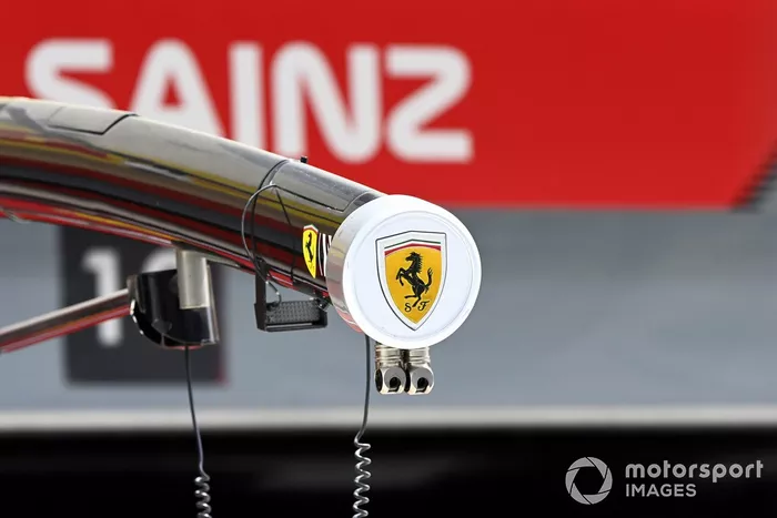 Escudo de Ferrari fuera de los boxes
