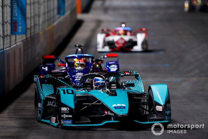 Sam Bird, Panasonic Jaguar Racing, Jaguar I-Type 5, por delante de Robin Frijns, Envision Virgin Racing, Audi e-tron FE07
