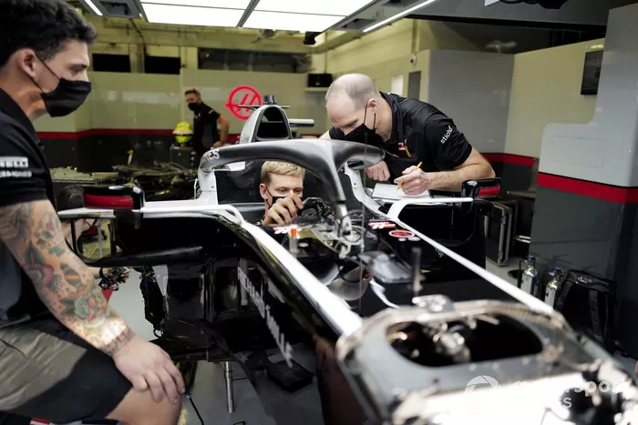 Mick Schumacher ajustando su asiento de Haas F1 con su ingeniero, Gary Gannon