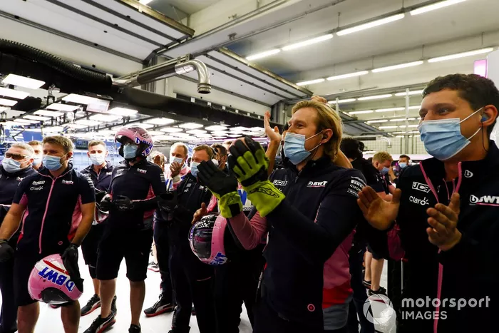 El equipo Racing Point celebra en el garaje tras conseguir la pole Lance Stroll, Racing Point