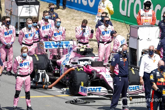 Los mecánicos están en la parrilla con el coche de Lance Stroll, Racing Point RP20