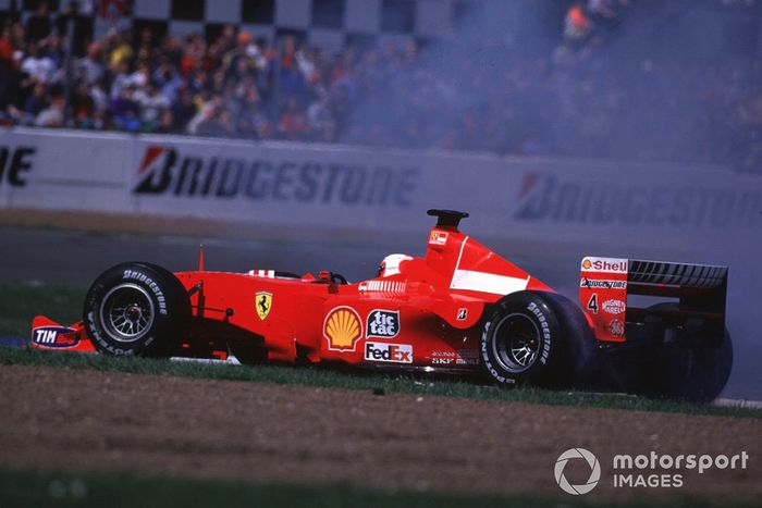 Una falla hidráulica lleva al trompo a Rubens Barrichello, Ferrari F1-2000, mientras era líder