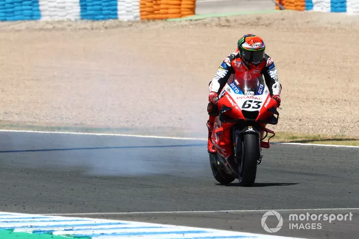 La moto de Francesco Bagnaia, Pramac Racing con humo