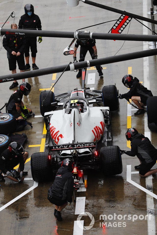 Kevin Magnussen, Haas VF-20, pit stop