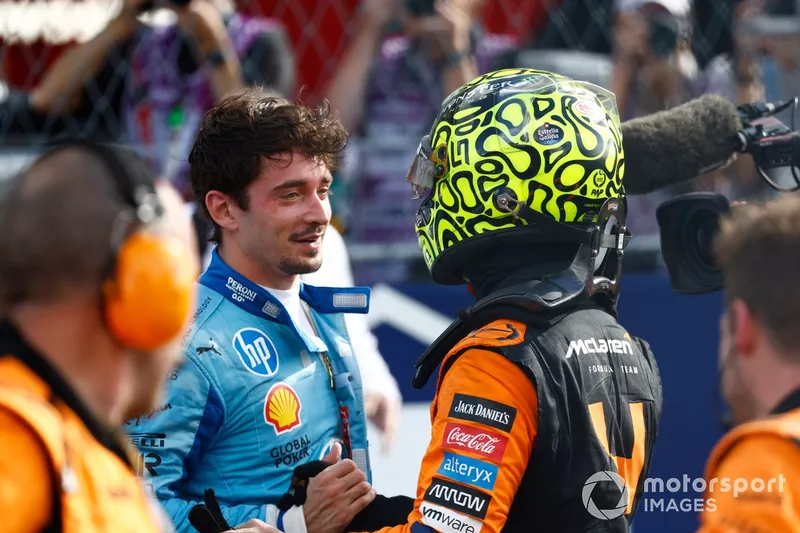Charles Leclerc, Scuderia Ferrari, 3e position, félicite Lando Norris, McLaren F1 Team, 1er position, au Parc Ferme