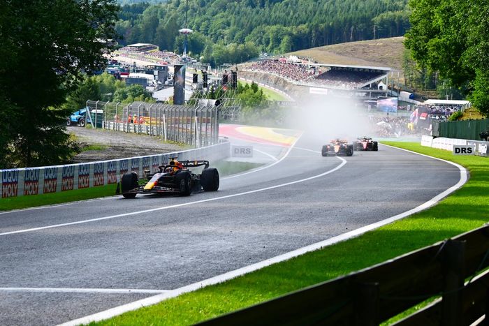 Max Verstappen, Red Bull Racing RB19, Oscar Piastri, McLaren MCL60, Carlos Sainz, Ferrari SF-23