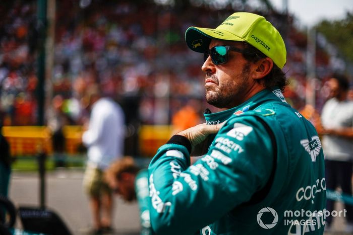 Fernando Alonso, Aston Martin F1 Team, en la parrilla de salida