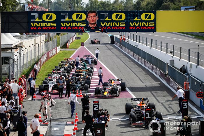 Max Verstappen, Red Bull Racing RB19, 1ª posición, Sergio Pérez, Red Bull Racing RB19, 2ª posición, llegan al Parc Ferme