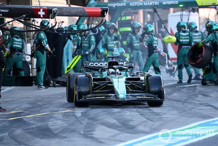 Lance Stroll, Aston Martin AMR23, sale de boxes tras una parada