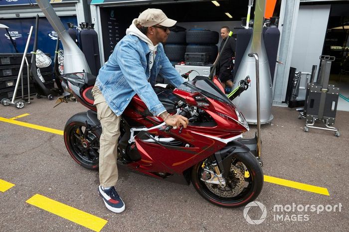 Lewis Hamilton, Mercedes AMG F1 en moto