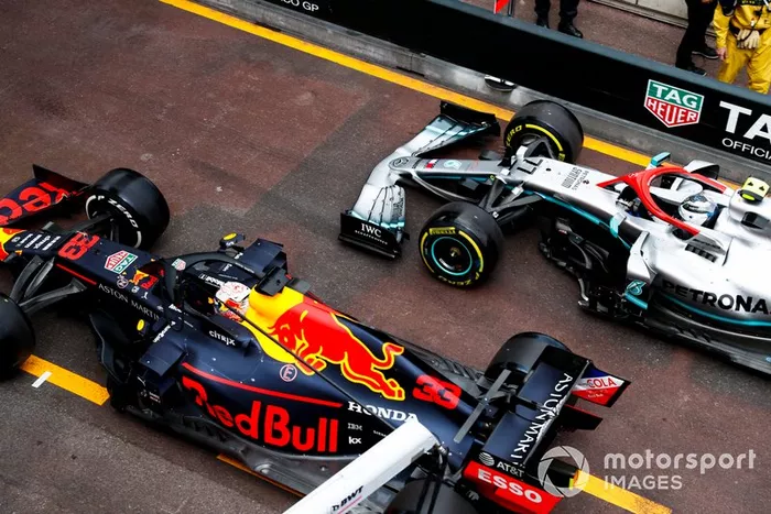 Max Verstappen, Red Bull Racing RB15, y Valtteri Bottas, Mercedes AMG W10 sufren un contacto en pits