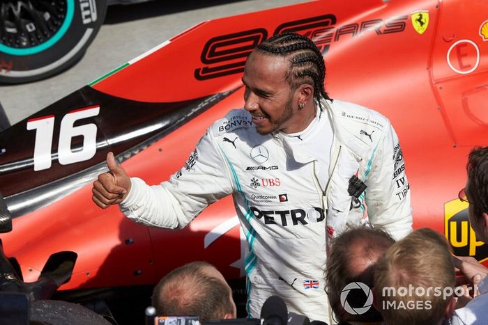 El ganador de la carrera Lewis Hamilton, Mercedes AMG F1 celebra en parc ferme