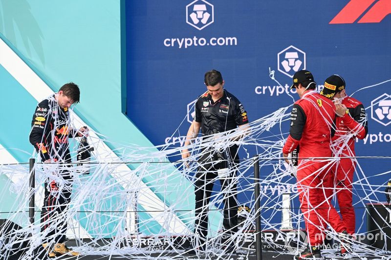 Las serpentinas cubren a Max Verstappen, Red Bull Racing, 1ª posición, el miembro del equipo Red Bull, Charles Leclerc, Ferrari, 2ª posición, Carlos Sainz, Ferrari, 3ª posición, en el podio