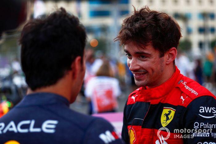 Ganador de la pole Charles Leclerc, Ferrari, Sergio Pérez, Red Bull Racing, en el Parc Ferme