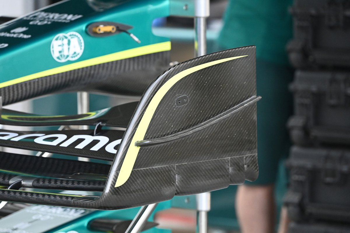 De end plate van de voorvleugel van de Aston Martin AMR22