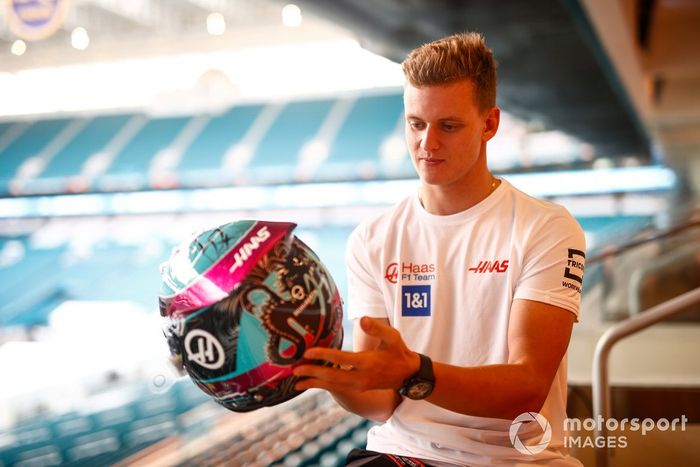 Mick Schumacher, del equipo Haas F1, posa con su nuevo diseño de casco
