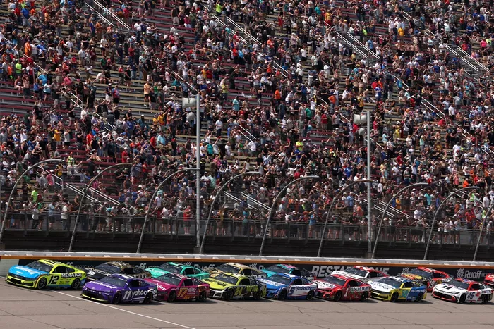 Ryan Blaney, Team Penske Ford, Denny Hamlin, Joe Gibbs Racing Toyota