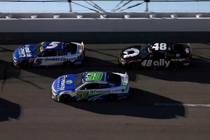 Kyle Larson, Hendrick Motorsports Chevrolet, Daniel Suarez, Trackhouse Chevrolet
