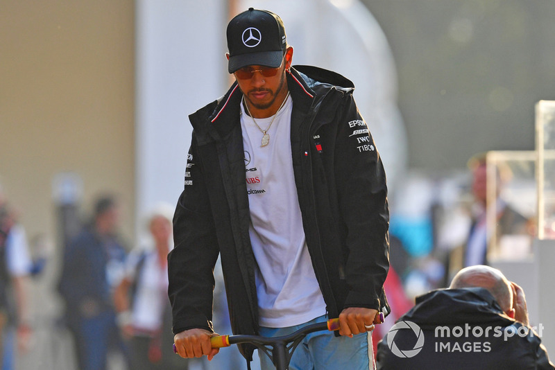 Lewis Hamilton, Mercedes AMG F1 sur une trotinette