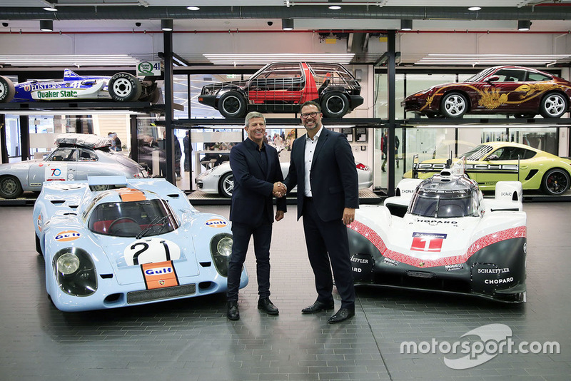 Fritz Enzinger, vice-président Porsche LMP1 Team, Achim Stejskal, directeur du musée Porsche, avec la Porsche 917 K et la Porsche 919 Hybrid Evo