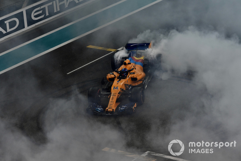 Fernando Alonso, McLaren MCL33, esegue dei donut alla fine della gara