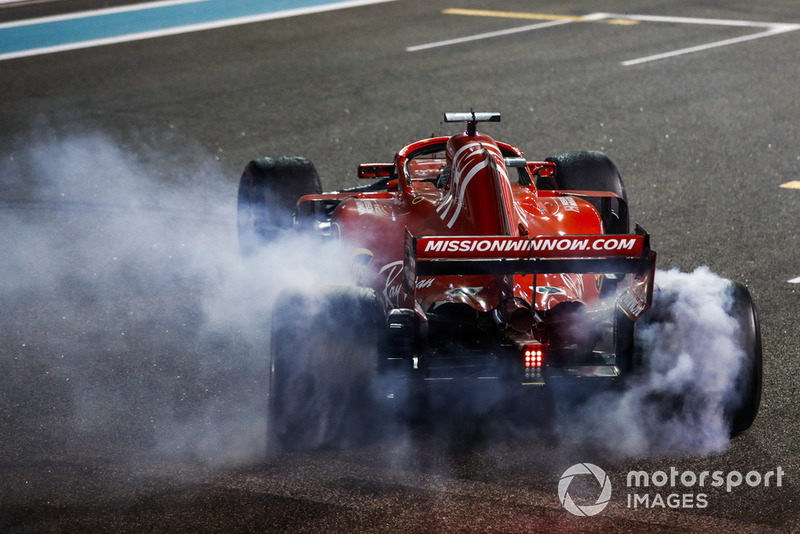 Sebastian Vettel, Ferrari SF71H, fait des donuts après la course