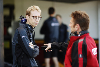 Sylvain Filippi, directeur général de Virgin Racing, parle avec Allan McNish, Team Principal, Audi Sport Abt Schaeffler