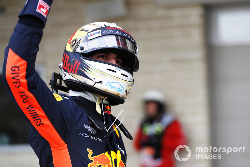 Daniel Ricciardo, Red Bull Racing, salue les fans