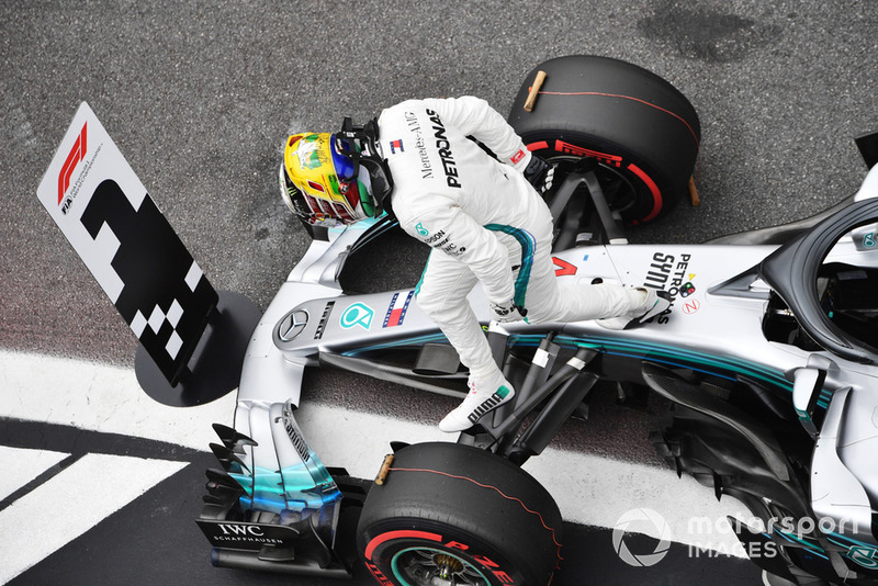 Lewis Hamilton, Mercedes AMG F1 festeggai la Pole Position nel parco chiuso