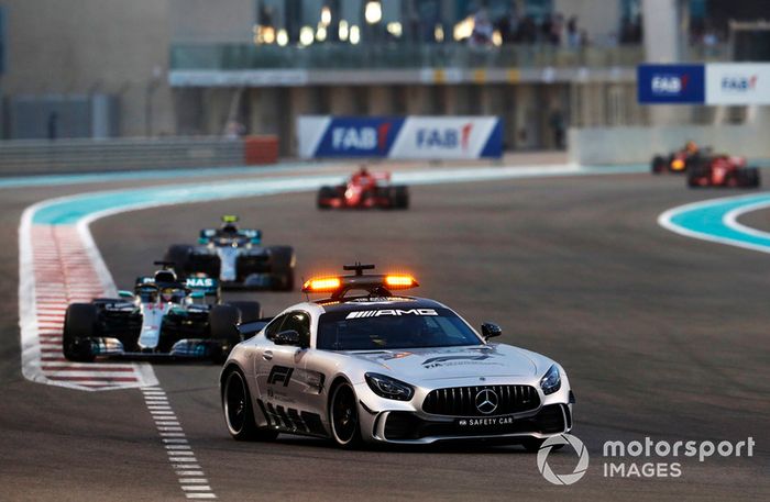 El Safety Car lidera a Lewis Hamilton, Mercedes AMG F1 W09 EQ Power +, y Valtteri Bottas, Mercedes AMG F1 W09 EQ Power +