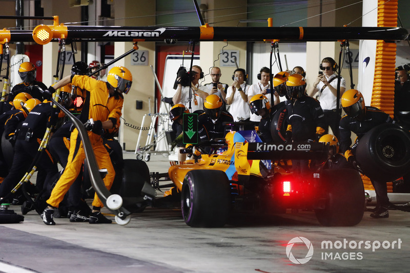 Fernando Alonso, McLaren MCL33, effettua un pit stop
