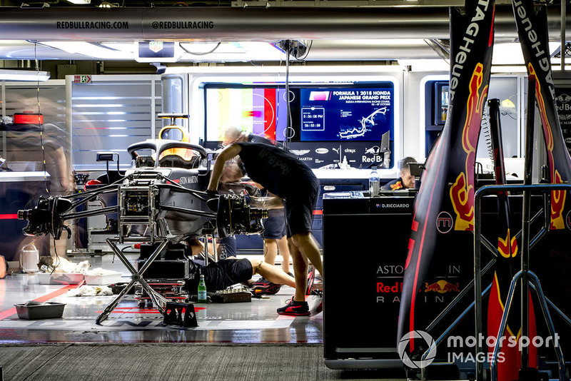 Інженери працюють над болідом Даніеля Ріккардо, Red Bull Racing RB14, в боксах