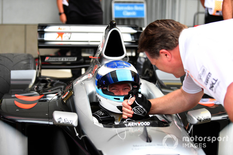 Mika Häkkinen, McLaren MP4/13 et Zak Brown
