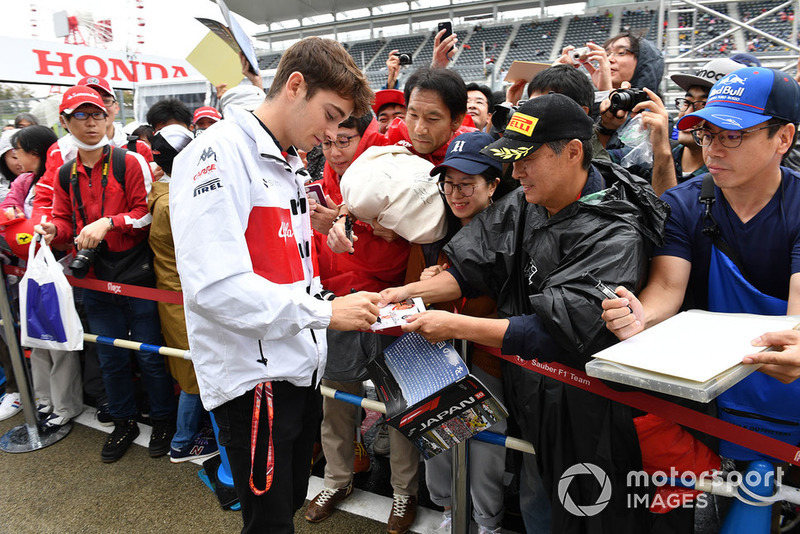 Charles Leclerc, Sauber signs autographs for the fans