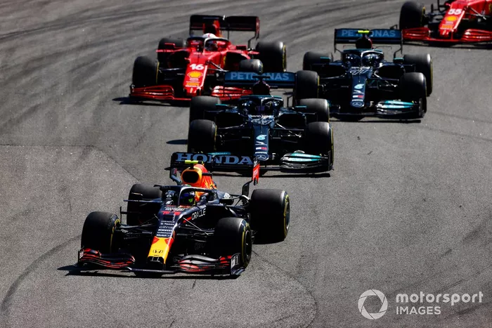 Sergio Pérez, Red Bull Racing RB16B, Lewis Hamilton, Mercedes W12, Valtteri Bottas, Mercedes W12, Charles Leclerc, Ferrari SF21, y Carlos Sainz Jr.