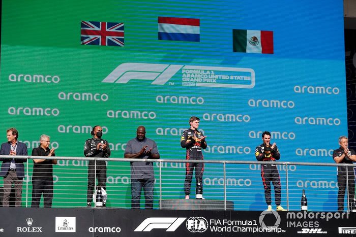 Podio: Hamilton, Mercedes, 2ª posición, la ex estrella del baloncesto Shaquille O'Neal, Max Verstappen, Red Bull Racing, 1ª posición, Sergio Pérez, Red Bull Racing, 3ª posición, y Masashi Yamamoto, Director General, Honda