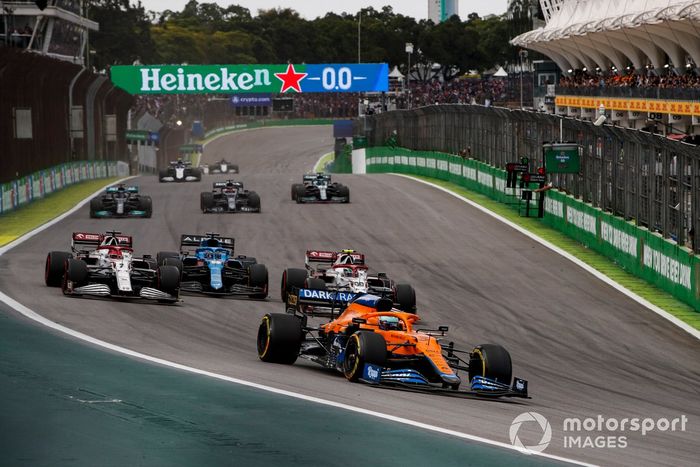 Daniel Ricciardo, McLaren MCL35M, Antonio Giovinazzi, Alfa Romeo Racing C41, Fernando Alonso, Alpine A521, y Kimi Raikkonen, Alfa Romeo Racing C41