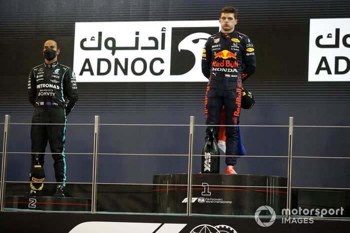 Podio: ganador y campeón Max Verstappen, Red Bull Racing, segundo lugar Lewis Hamilton, Mercedes