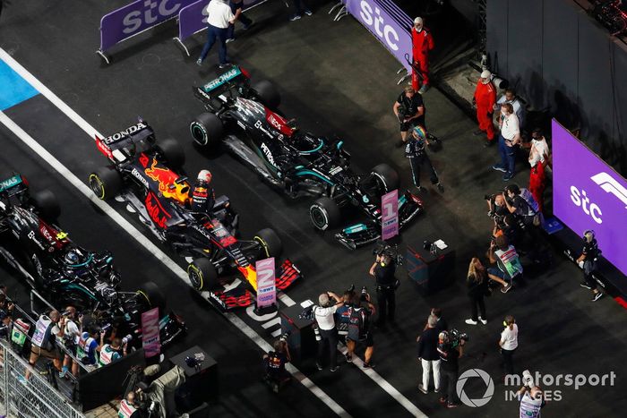 Lewis Hamilton, Mercedes, 1ª posición, Max Verstappen, Red Bull Racing, 2ª posición, y Valtteri Bottas, Mercedes, 3ª posición, llegan al Parc Ferme